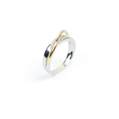Anello donna con diamanti modello fascetta, in oro bianco e giallo 750, misura 14; diamanti colore H/VS ct 0,08 anello elegante e raffinato