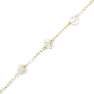 Bracciale perle in oro giallo, perle irregolari forma masticata di dimensione 6x8mm, montate su catena rolò tonda massiccia in oro giallo 750