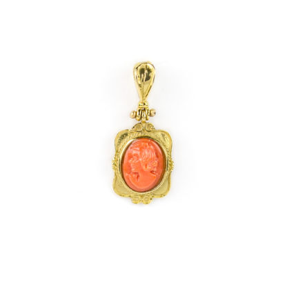 Ciondolo cammeo corallo rosso; ciondolo in oro giallo tit 750 (18 kt) con cammeo di corallo rosso inciso, su montatura in oro filigranata