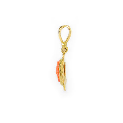 Ciondolo cammeo corallo rosso; ciondolo in oro giallo tit 750 (18 kt) con cammeo di corallo rosso inciso, su montatura in oro filigranata