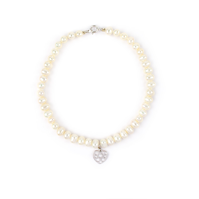 Bracciale perle cuore donna; perle coltivate in acqua dolce forma leggermente irregolare; ciondolo a forma di cuore traforato in oro bianco 750
