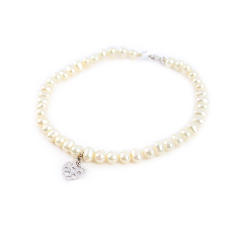 Bracciale perle cuore donna; perle coltivate in acqua dolce forma leggermente irregolare; ciondolo a forma di cuore traforato in oro bianco 750
