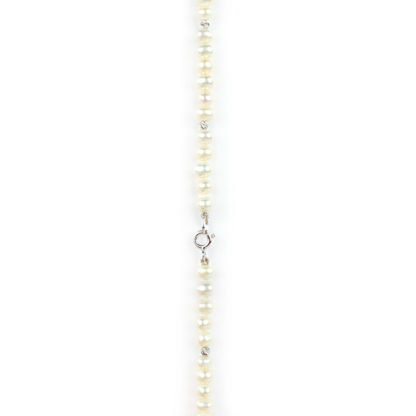 Collana girocollo perle coltivate in acqua dolce, misura 5 mm, forma leggermente irregolare con palline slash e chiusura in oro bianco tit 750