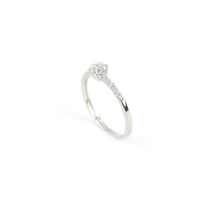 Solitario zirconi oro bianco, anello solitario in oro bianco 750 con zircone centrale di 4 mm e zirconi laterali; misura anello 12