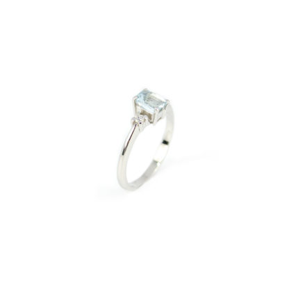 Anello acquamarina diamanti oro, anello in oro bianco 750 con acquamarina rettangolare 4,20 x 6 mm ct 0,55, e diamanti GVS ct 0,08; misura anello 14