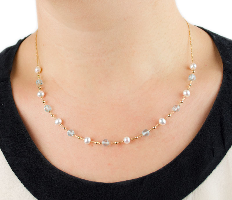 Collana centrale topazio azzurro, girocollo donna in oro giallo tit 750 (18 kt) centrale di topazio azzurro tondo sfaccettato, perle e palline