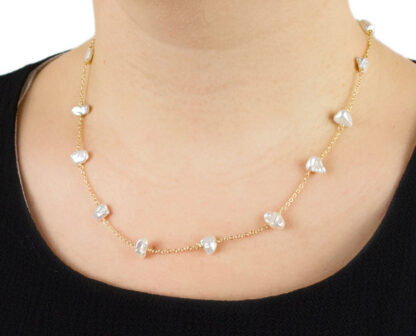 Collana perle irregolari oro giallo; collana girocollo donna in oro giallo tit 750 (18 kt), con perle irregolari di dimensione 6x8 mm