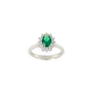 Anello pietra verde ovale, anello donna in oro bianco 750 con pietra verde ovale e cornice di zirconi di dimensione 9,30 x 11,10 mm