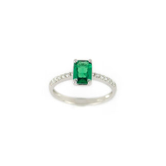 Anello pietra verde rettangolare, anello donna in oro bianco 750 con pietra verde rettangolare e cornice di zirconi di dimensione 5,83 x 7,54 mm